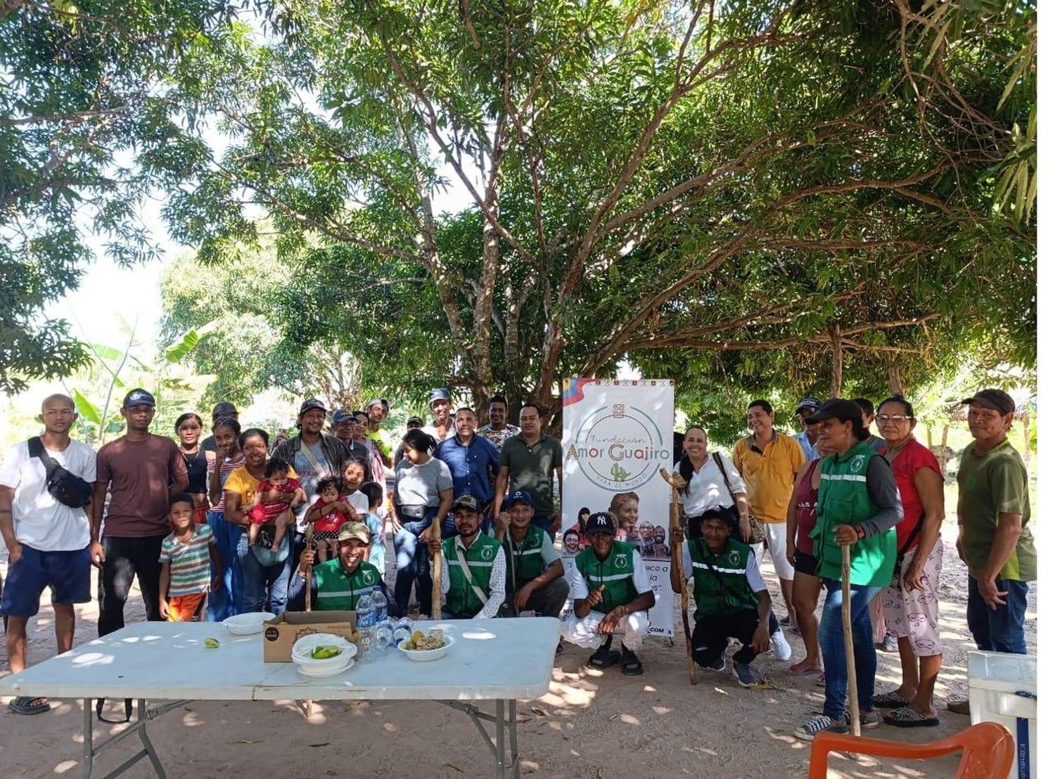 Integrantes de la comunidad y del equipo de la Fundación reunidos bajo un árbol después de una jornada